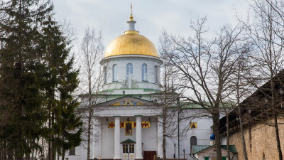 Псково-Печерский монастырь вводит ограничения для посетителей из-за растущей смертности от COVID