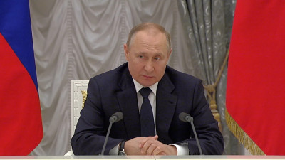 Путин призвал предпринимателей тесно сотрудничать с правительством