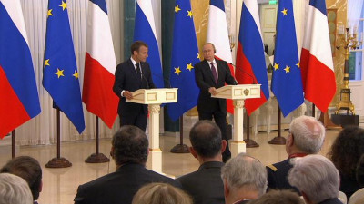 Путин и Макрон на полях ПМЭФ обсудили ситуацию в Сирии и конфликт на юго-востоке Украины