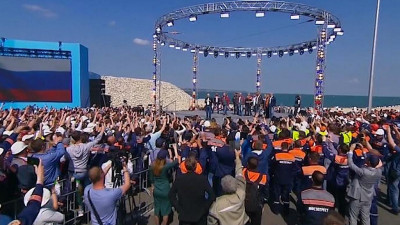 Путин поздравил крымчан с открытием моста