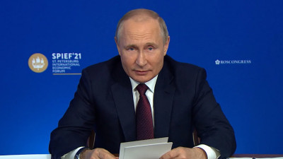 Владимир Путин: Россия не намерена отказываться от использования доллара как резервной валюты