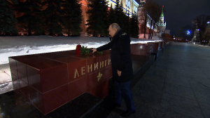 Владимир Путин возложил цветы к обелиску Ленинграда в Александровском саду в Москве