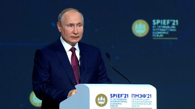 Владимир Путин выступает на пленарном заседании ПМЭФ