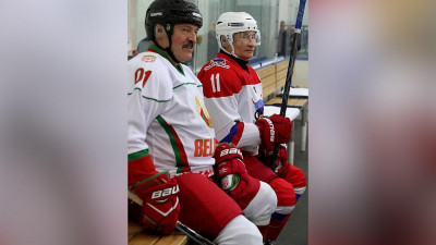 Путин и Лукашенко сыграли в хоккей в Сочи