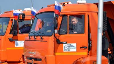 Путин проехал по Крымскому мосту за рулем «КамАЗа»