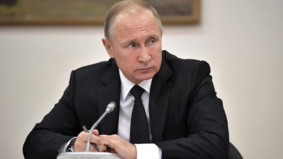 Путин и Меркель обсудили по телефону вывод российских офицеров из СЦКК в Донбассе