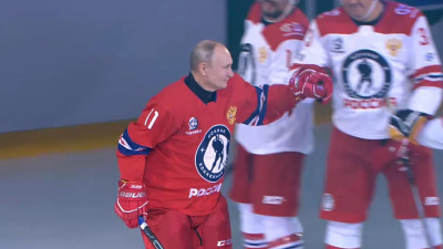 Путин вышел на лед в матче Ночной хоккейной лиги
