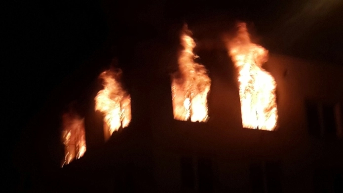 Квартира горит в доме на Красногвардейской площади; возможно, был взрыв - tvspb.ru
