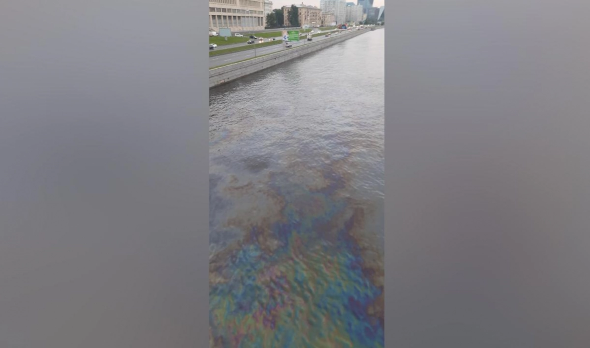 Петербуржцы заметили нефтяные пятна в Неве - tvspb.ru