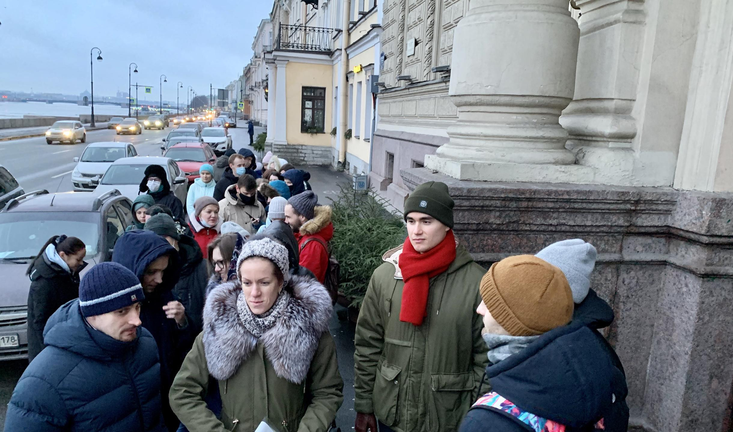 Петербуржцы собрались в очередь в ЗАГС на Английской набережной | Телеканал  Санкт-Петербург