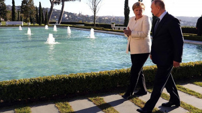 Меркель по-русски пошутила про «сибирское пальто» Путина