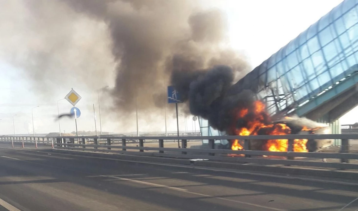 На петербургской дамбе сгорел автомобиль - tvspb.ru