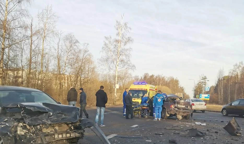 К месту ДТП на Волхонском шоссе приехала реанимация - tvspb.ru
