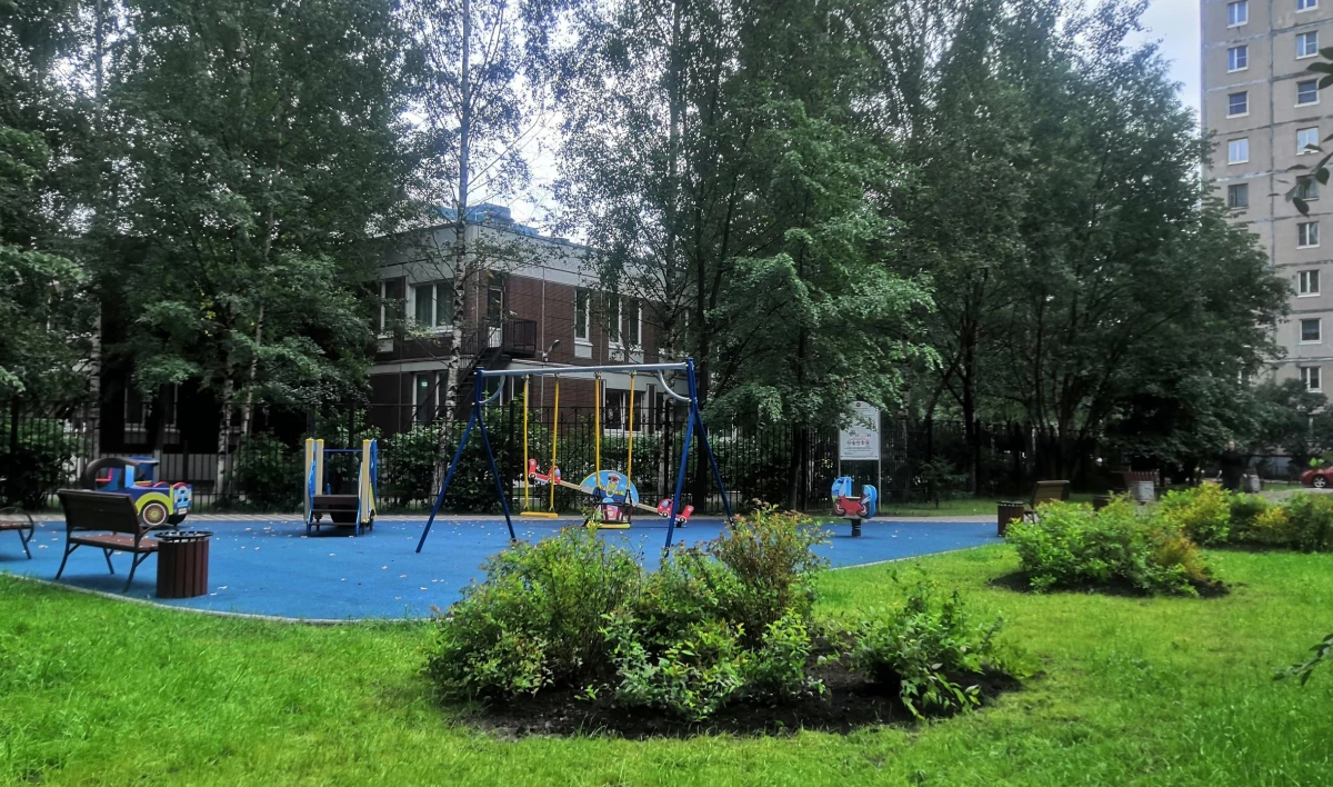 На Камышовой улице обновили и озеленили детскую площадку - tvspb.ru