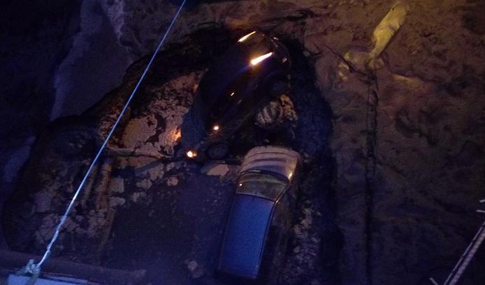 Две машины ушли под землю из-за прорыва трубы в Адмиралтейском районе - tvspb.ru