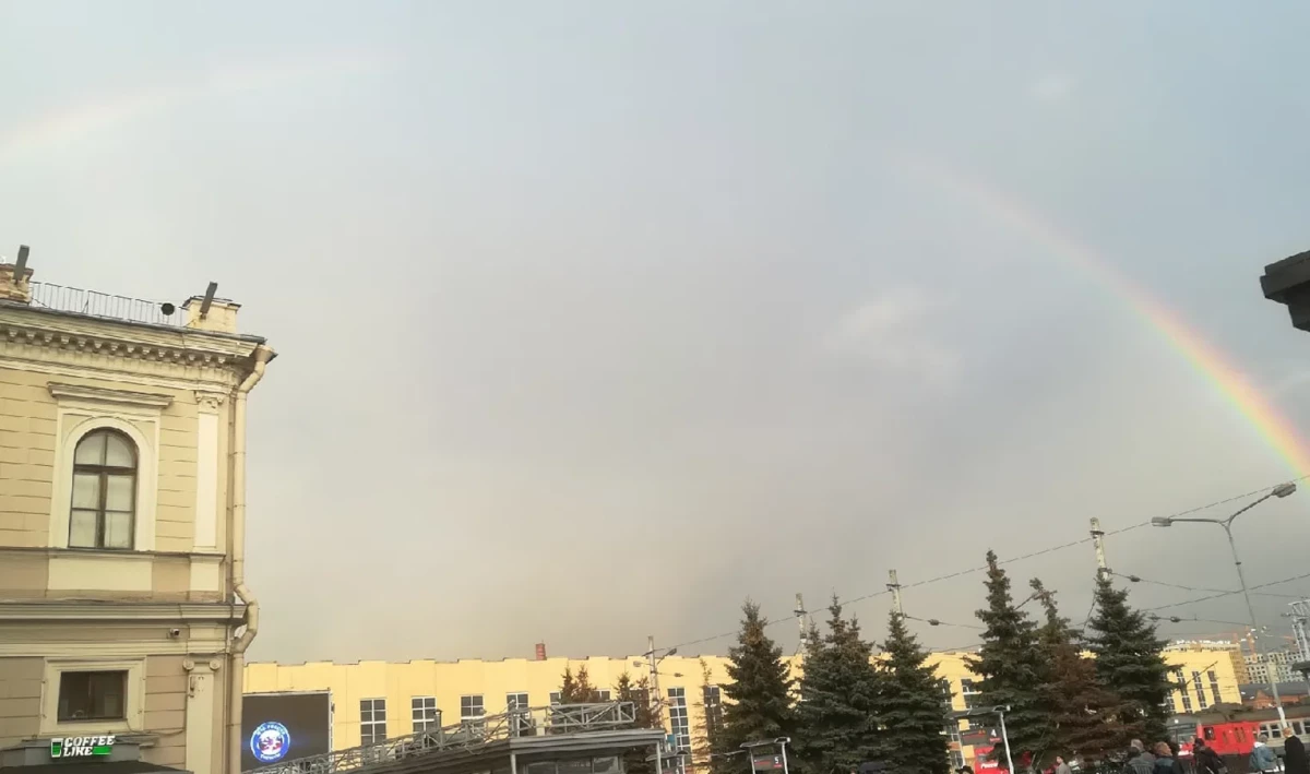 Двойная радуга раскрасила петербургское небо в День города - tvspb.ru