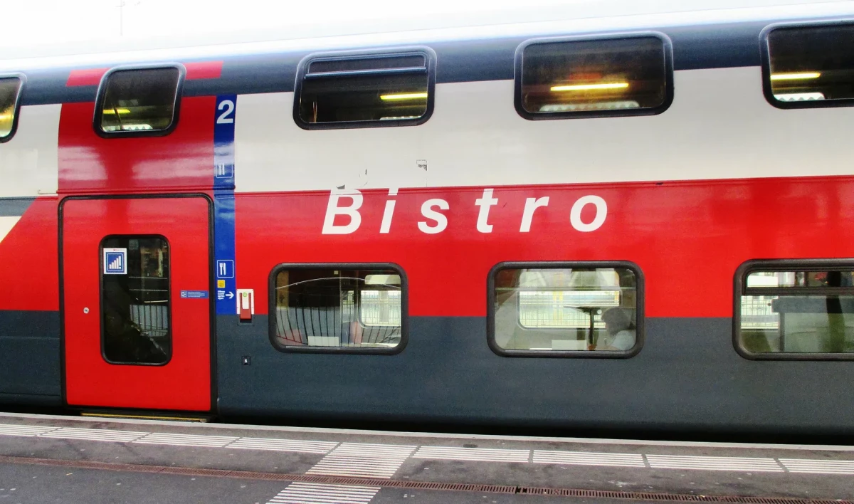 В трех поездах, отправляющихся из Петербурга, появятся вагоны-бистро - tvspb.ru