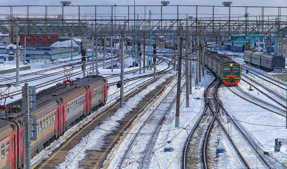 В Ленобласти с поезда сняли первоклассницу, в одиночку добиравшуюся в резиденцию Деда Мороза - tvspb.ru