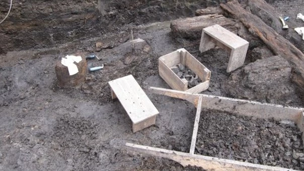 Петербургские археологи раскопали святилище в Туве и стоянку эпохи неолита в Старой Ладоге - tvspb.ru