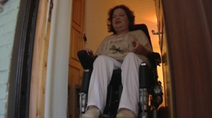 Из-за сломанного лифта девушка-инвалид оказалась запертой в собственном доме