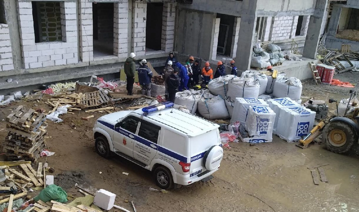 Очевидцы: На стройке в Красносельском районе разбился рабочий - tvspb.ru