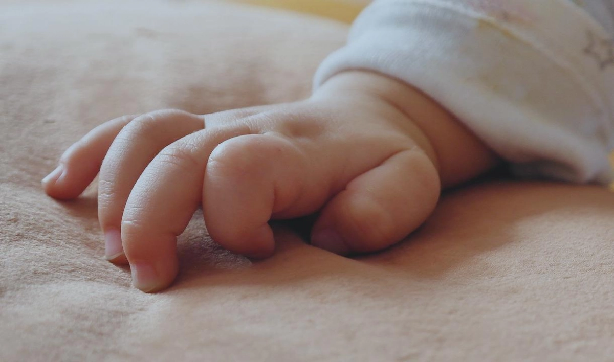 Младенец, семья которого скончалась от коронавируса, переведен из реанимации в палату - tvspb.ru