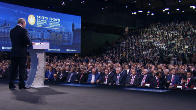 Началось выступление Владимира Путина на пленарном заседании ПМЭФ