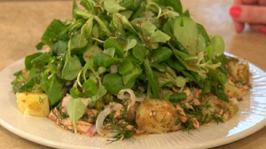 Быстрые рецепты от Татьяны Проворной: теплый салат с копченой форелью — полезно, быстро и вкусно