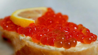 Эксперты оценили вероятность роста цен на красную икру перед Новым годом