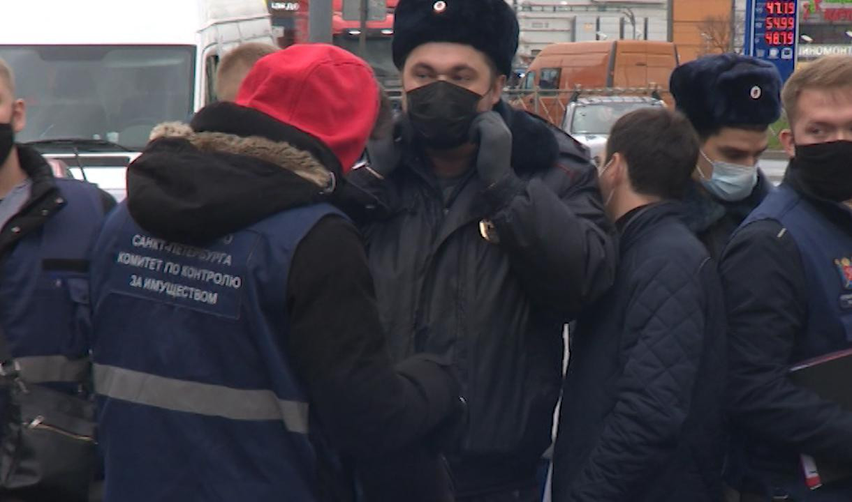 Рубинштейна 6 магнитогорск полиция. Полицейский в питере в ночью рейд. Полиция и омон в бар на улице рубинштейна. Бар темнеет санкт-петербург. Облава фото.