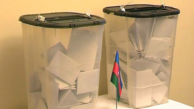 Азербайджанцы голосуют на референдуме об изменении Конституции