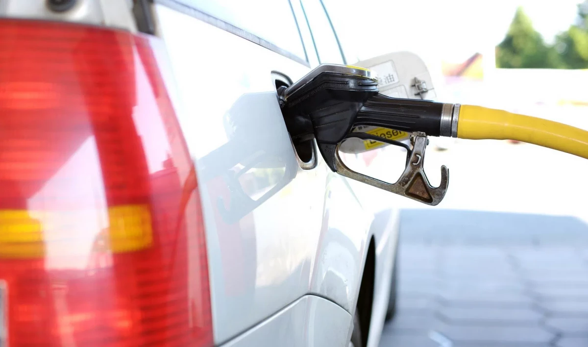 Средние цены на бензин в России снизились до 50,76 рубля за литр - tvspb.ru