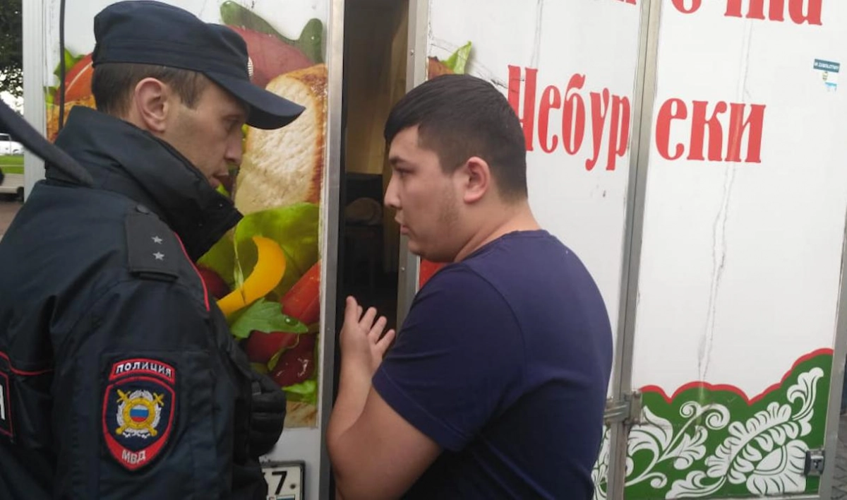 В результате рейда в Петербурге закрыли несколько незаконных сувенирных магазинов - tvspb.ru