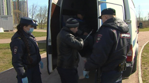 Полицейские провели рейд по выявлению нарушителей режима самоизоляции в парке Героев-пожарных во Фрунзенском районе