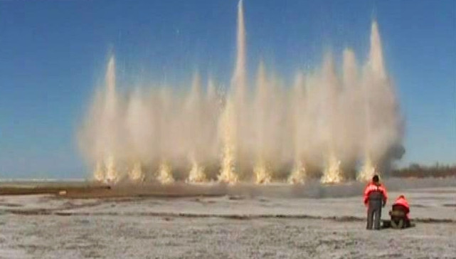 Прямое включение: Спасатели взорвали лед на реке Сясь | Телеканал Санкт ...