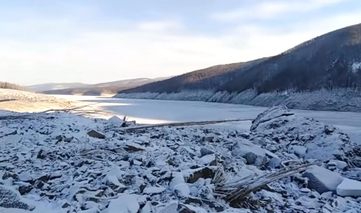 Обвалившийся грунт полностью перекрыл русло реки в Хабаровском крае - tvspb.ru