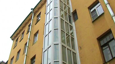 Новые кровли и лифты: Как ремонтируют дома в центре Петербурга