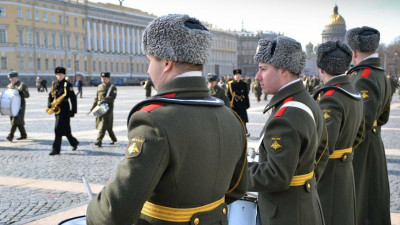 На параде Победы в Петербурге в честь медиков исполнят марш на песню «Люди в белых халатах»