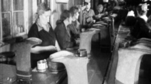 Репортаж середины 70-ых годов 20-го века о производстве резиновых сапог в Ленинграде