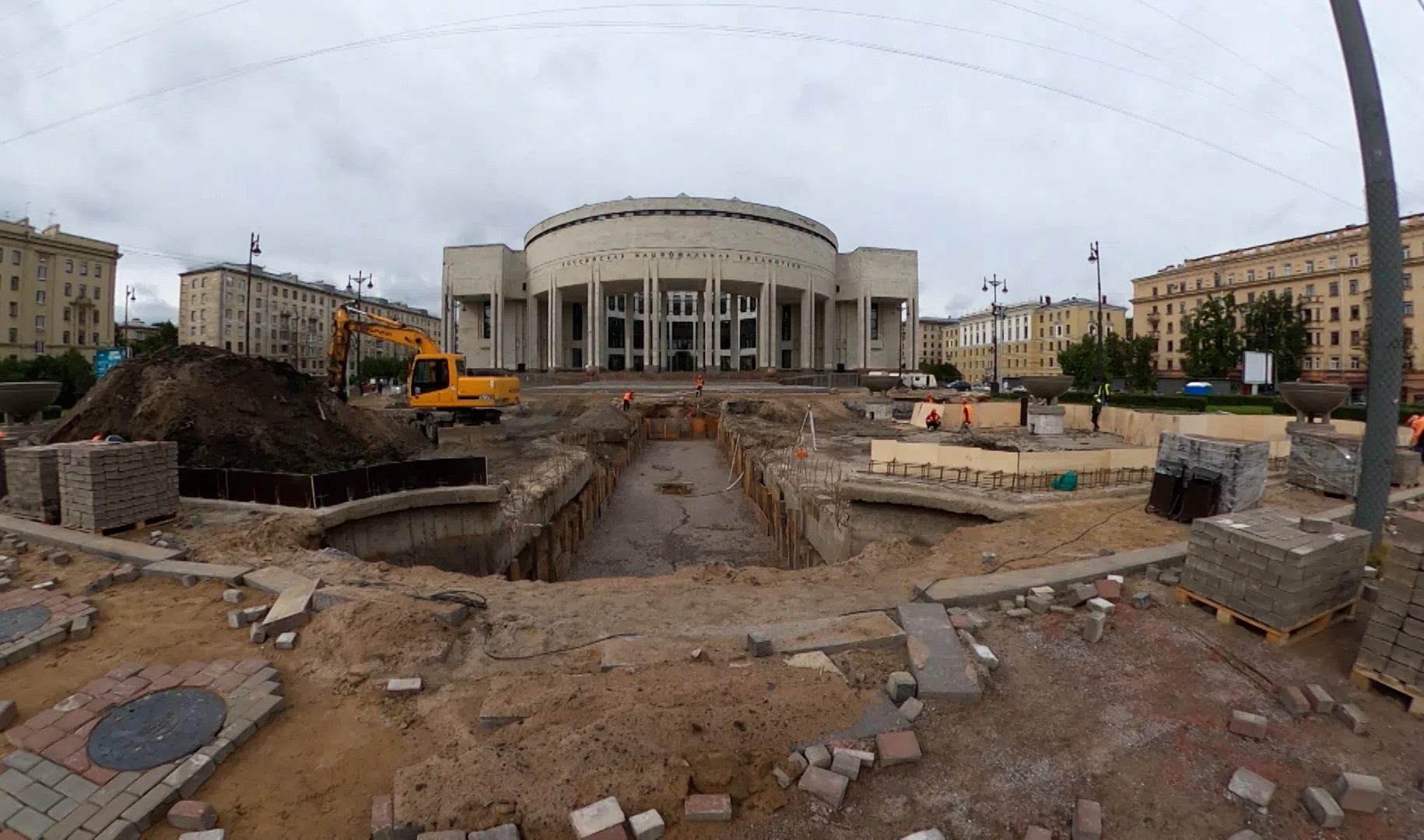 Пр перед. Фонтан на Московском проспекте перед РНБ. Фонтаны у библиотеки на Московском до ремонта. Сквер перед Финуниверситета. Фонтан у входа в библиотеку на Московском Петербург.