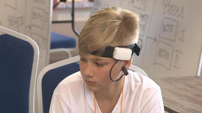 На соревнованиях «Деталька» школьники управляли роботами силой мысли