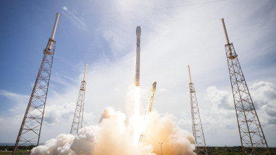 Falcon Heavy полетела в космос с «Теслой» Илона Маска