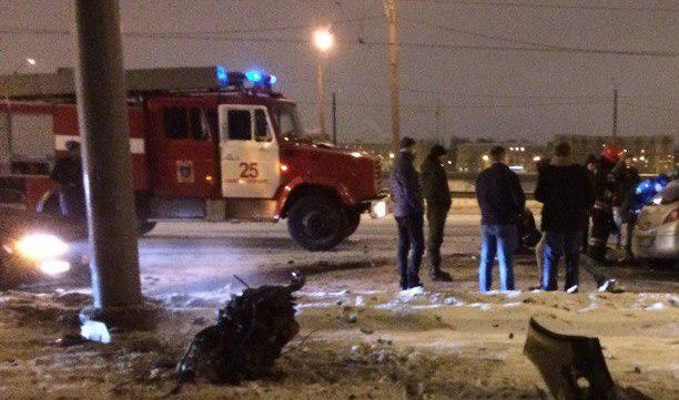 После ДТП на проспекте Обуховской Обороны у автомобиля вылетел двигатель, водитель жива - tvspb.ru
