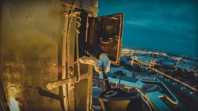 Руферы забрались на шпиль Петропавловского собора - tvspb.ru