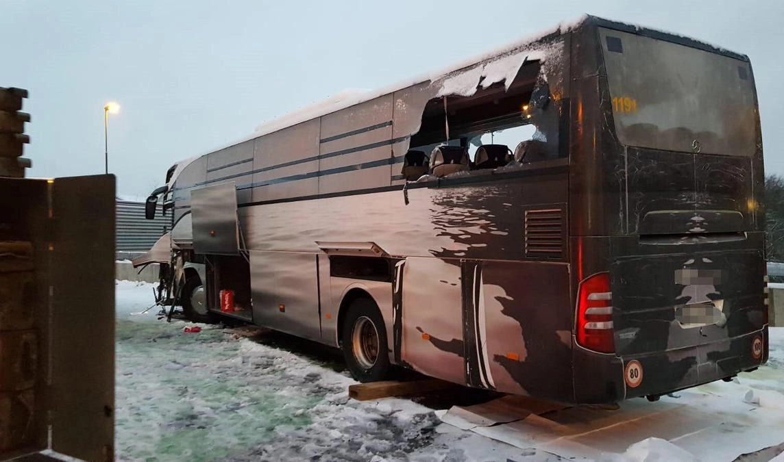 В крупном ДТП с автобусом в Швейцарии пострадали десять россиян - tvspb.ru