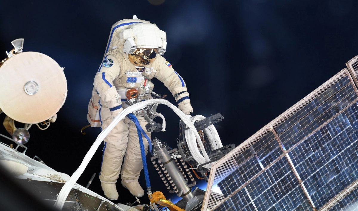 Российские космонавты выясняют причины появления дыры в обшивке «Союза» - tvspb.ru