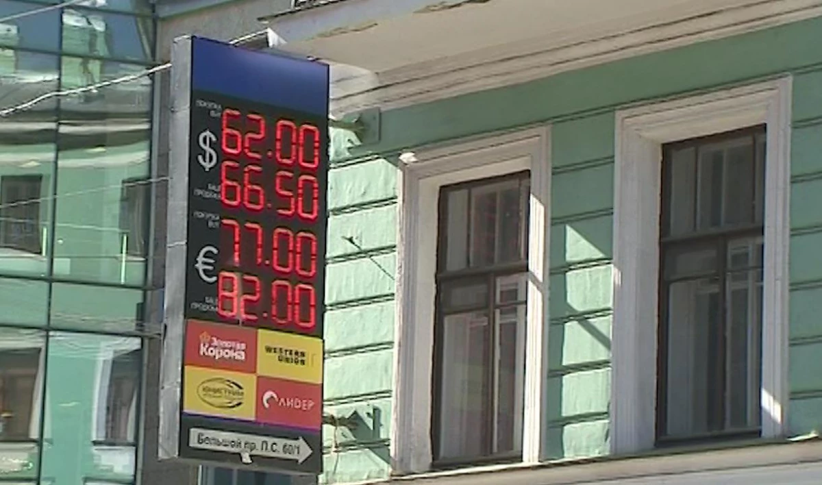 Путин подписал закон, запрещающий уличные табло с курсами валют - tvspb.ru