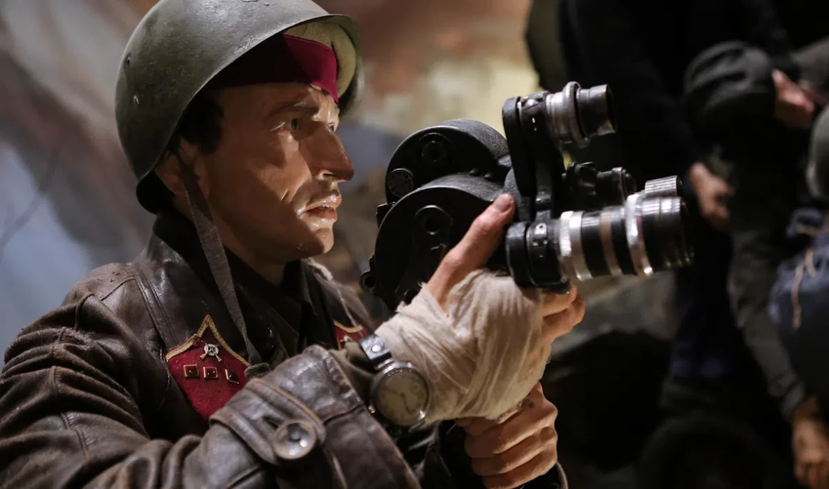 На территории «Ленфильма» появилась иммерсивная инсталляция «Пропавшие в кинохронике» - tvspb.ru