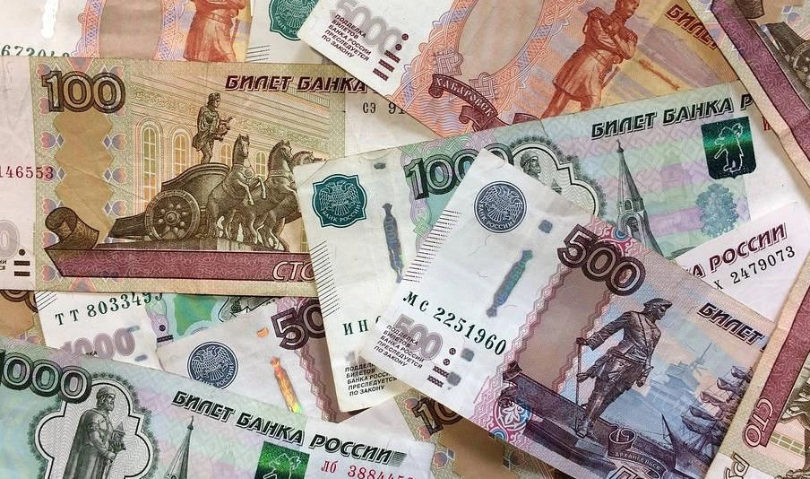 Опрос: Больше половины россиян хранят свои сбережения в рублях - tvspb.ru