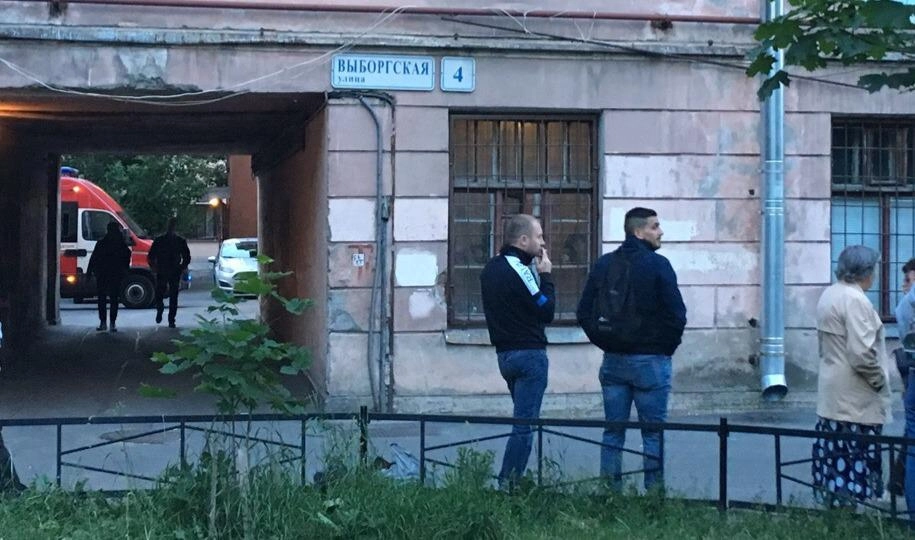 Жильцов дома на Выборгской, 4 эвакуировали из-за рухнувшего потолка - tvspb.ru